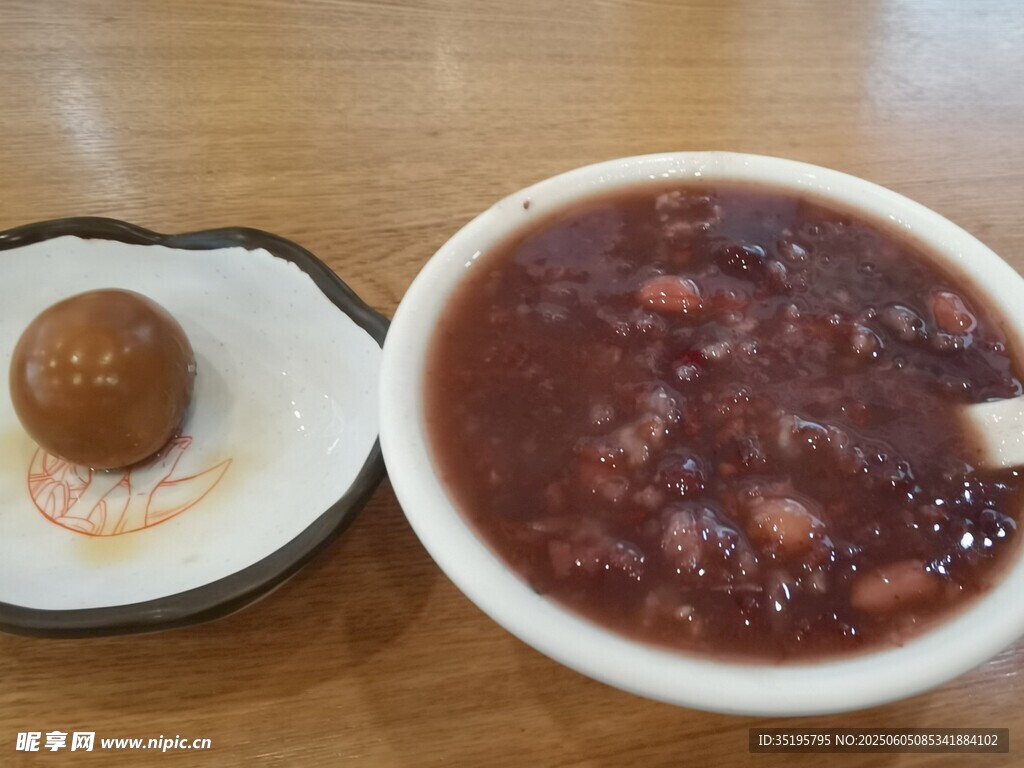 一碗红豆粥配小点心