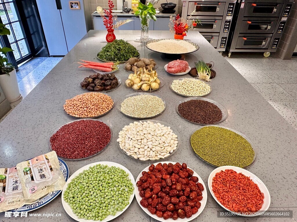 多样食材摆满桌