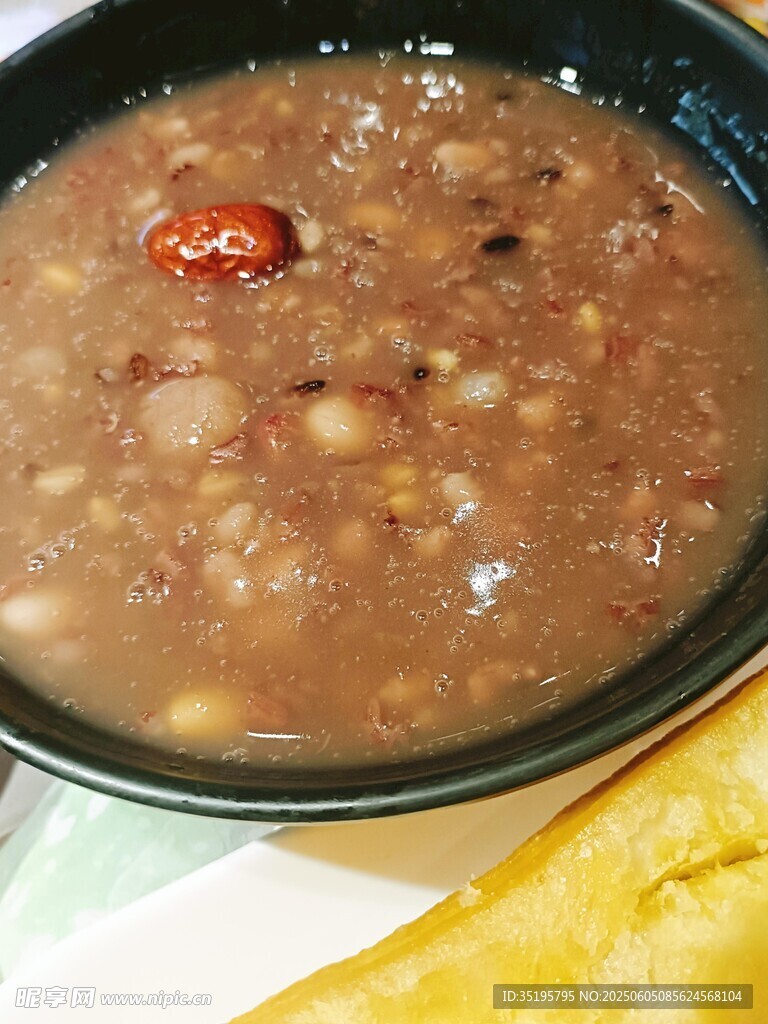 香浓八宝粥搭配金黄饼