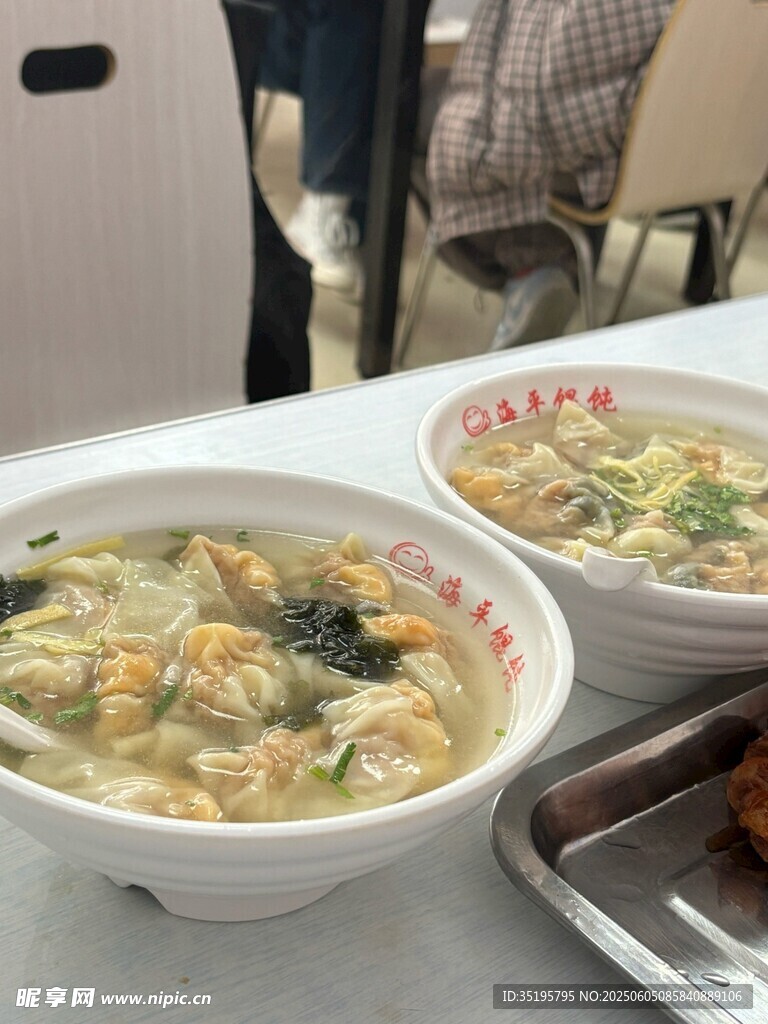 两碗美味馄饨