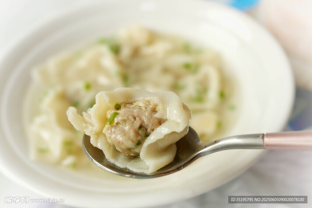 美味馄饨盛于勺中