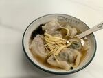 一碗美味馄饨汤面