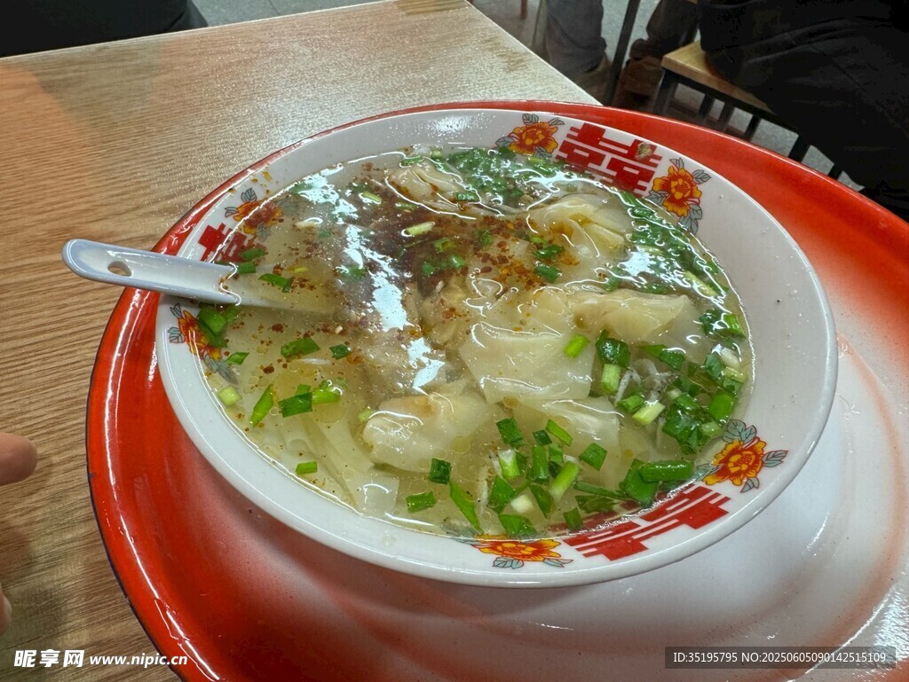 美味馄饨汤面