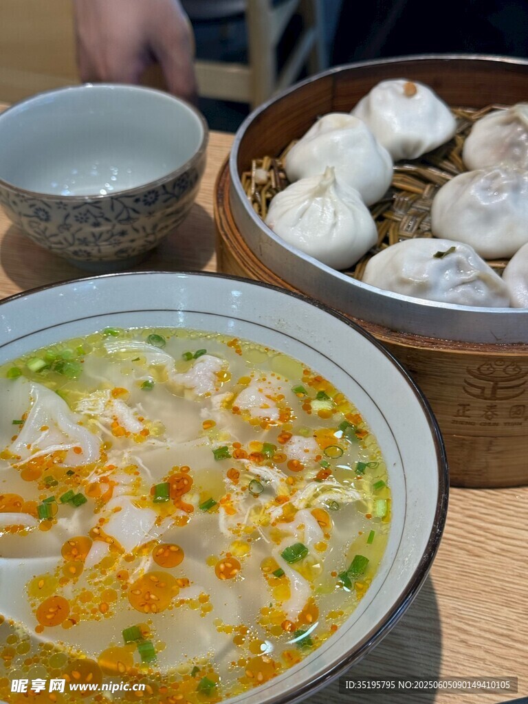 美味中式早餐馄饨与包子