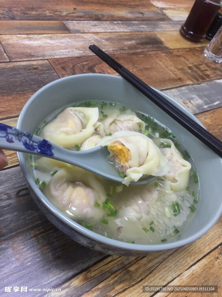 一碗美味馄饨配筷子