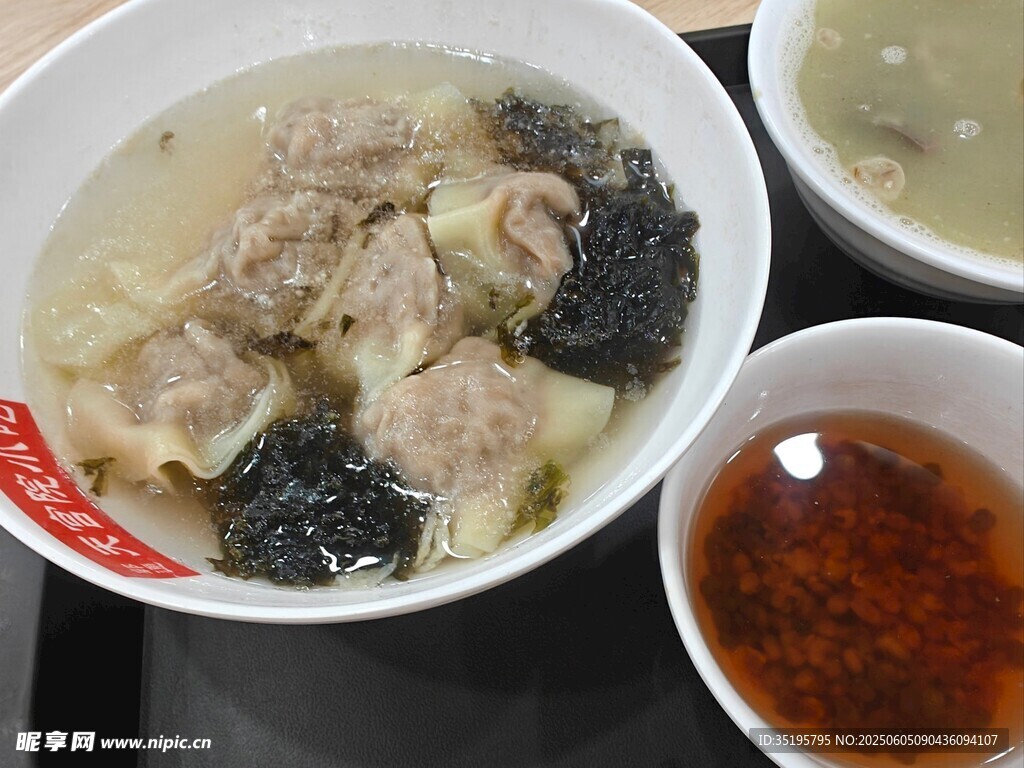 美味馄饨配蘸料与汤品