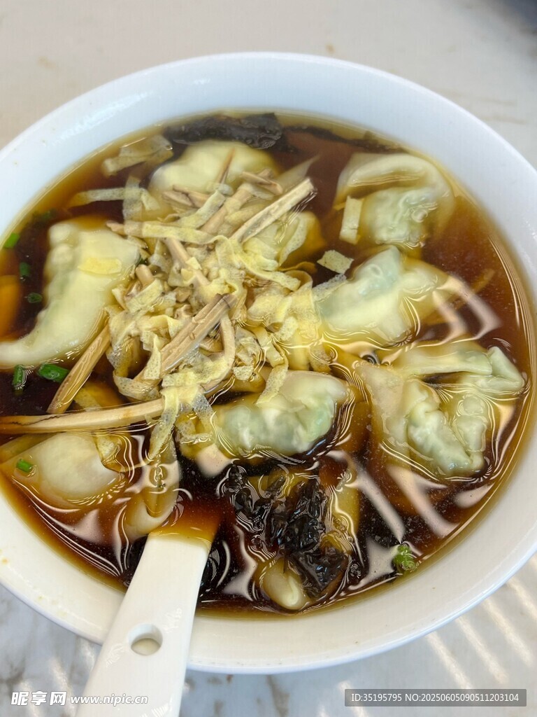 美味酸菜肉丝面特写