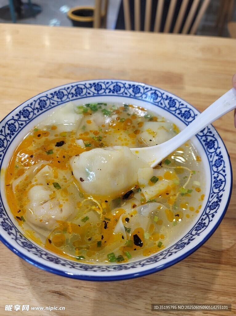美味馄饨汤