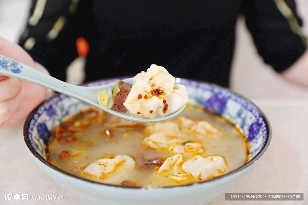美味汤羹一勺舀起