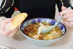 品尝美味面食与热汤