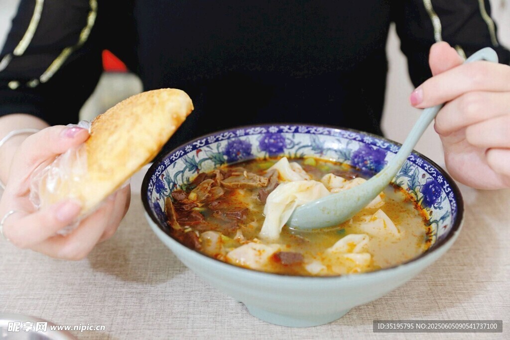品尝美味面食与热汤