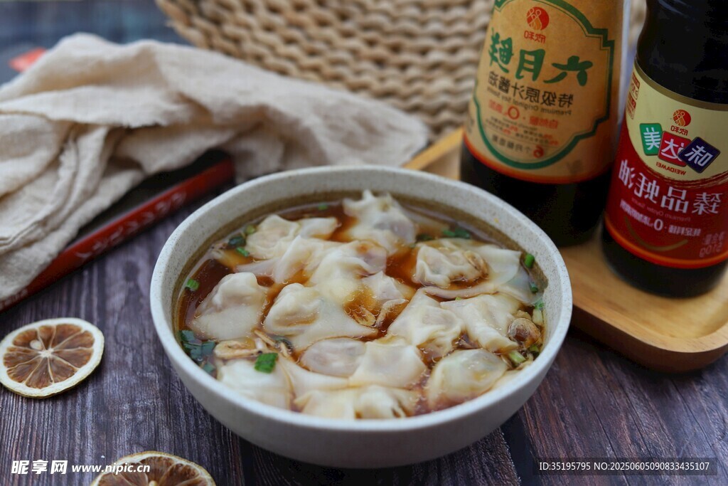 一碗美味饺子配啤酒