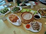 丰盛中式菜肴摆满一桌