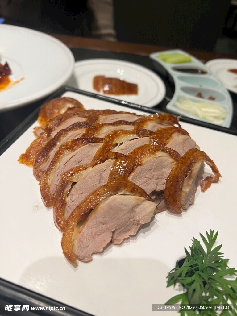 美味切片烤鸭摆盘精致