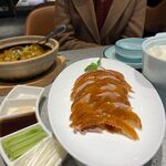 美味北京烤鸭摆于餐桌