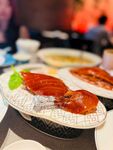 美味烤鸭摆放在精致盘中