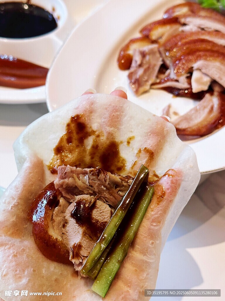 美味北京烤鸭卷饼特写
