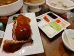 美味烤鸭摆桌待享用