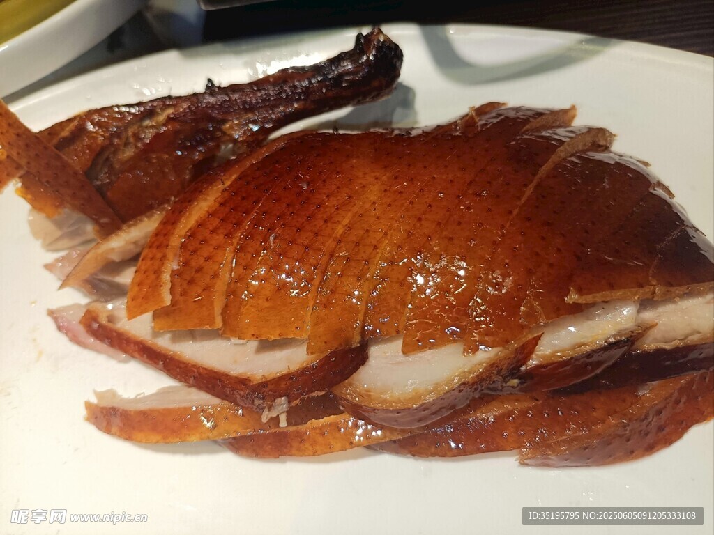美味烤鸭摆盘中