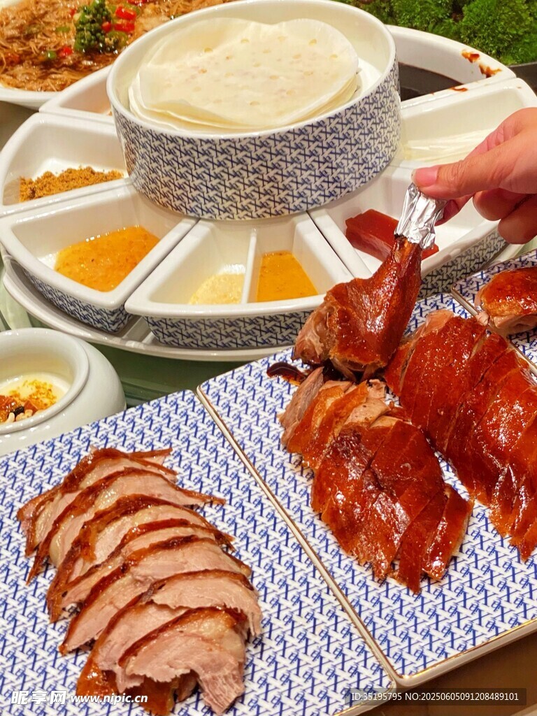 美味烤鸭及多样中式佳肴