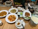 丰盛中式餐桌美食景象