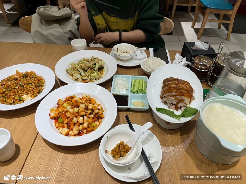 丰盛中式餐桌美食景象