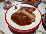 美味烤鸭摆于盘中