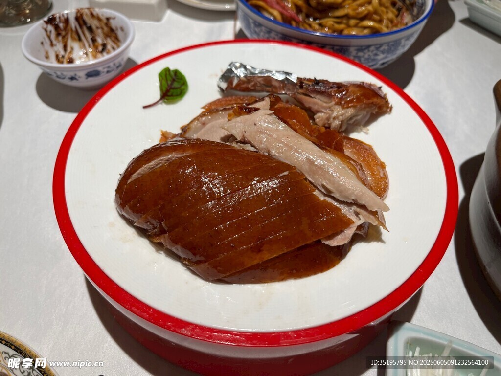 美味烤鸭摆于盘中