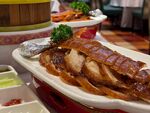 美味烤鸭摆放在精致盘中