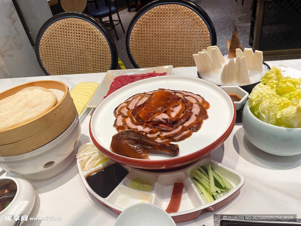 丰盛中式餐桌美食景象