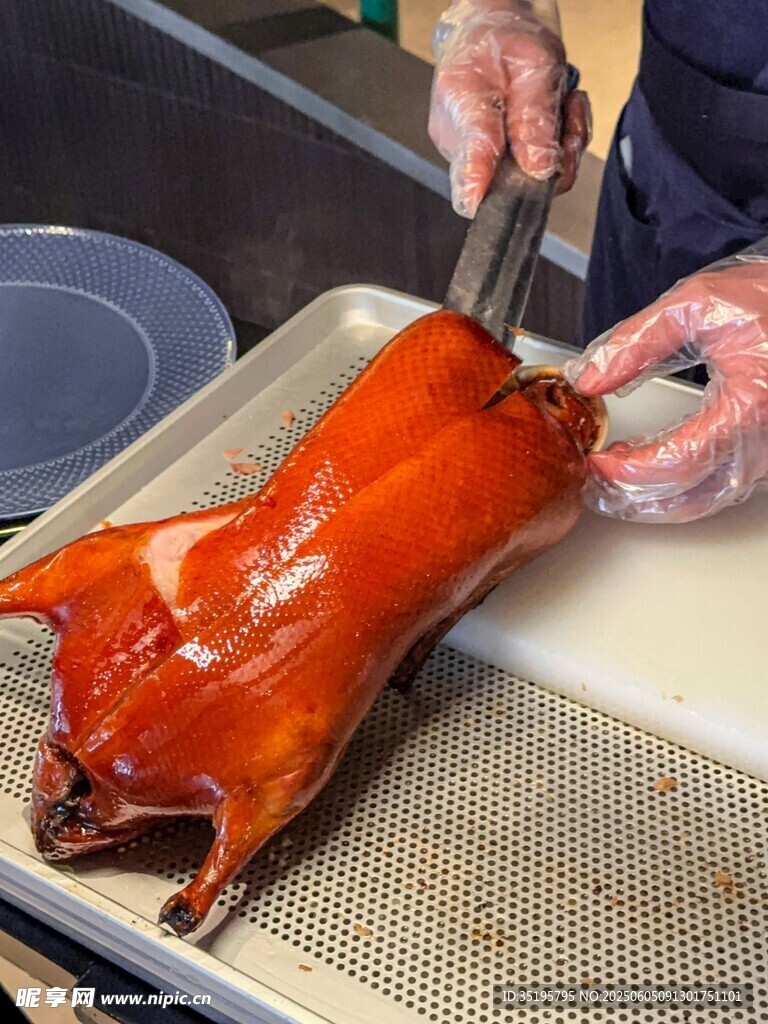 师傅切制色泽诱人烤乳猪