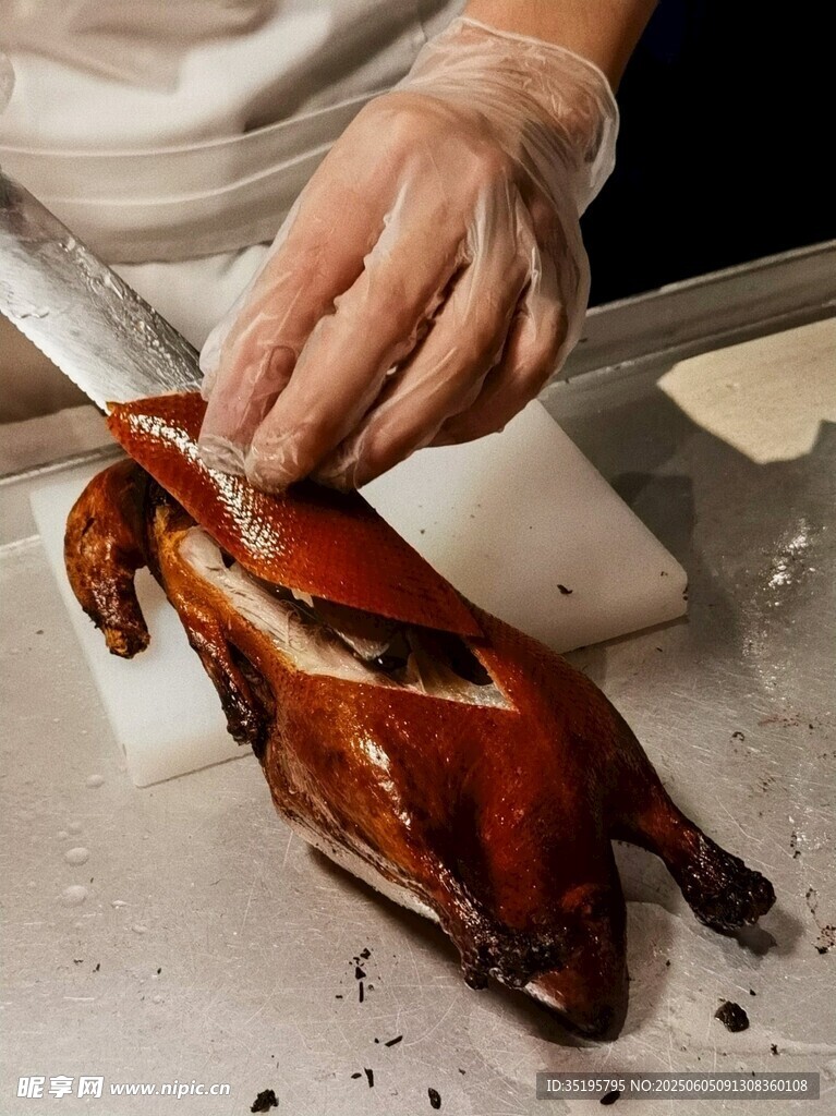 厨师切制烤鸭