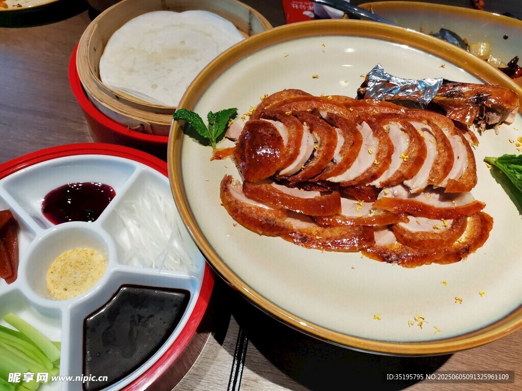 美味烤鸭摆盘精致诱人