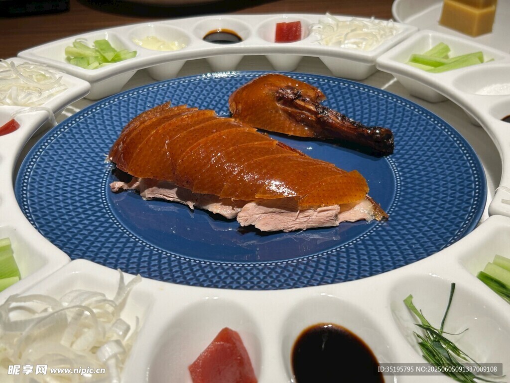 精致摆盘的美味烤鸭