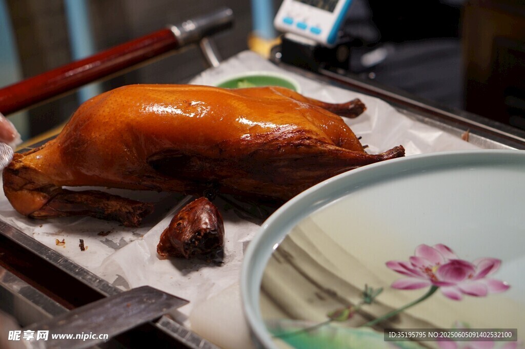 美味烤鸭摆于精致餐具旁