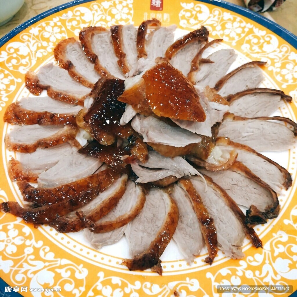 美味切片烤鸭摆盘精致