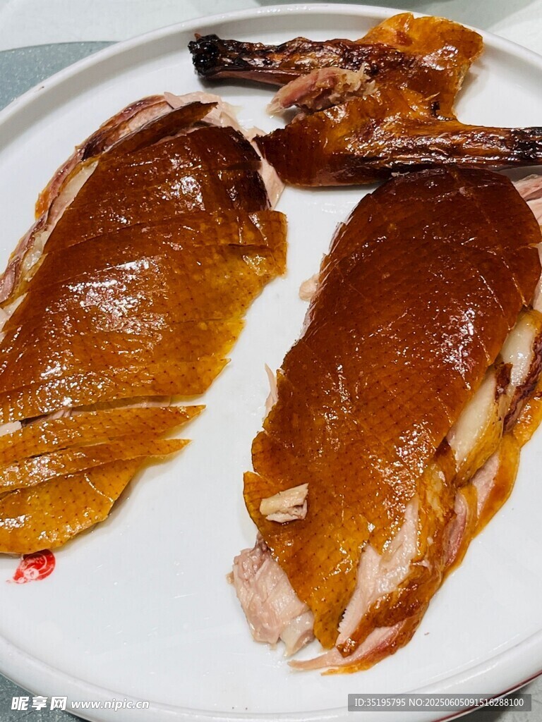 美味烤鸭摆于盘中