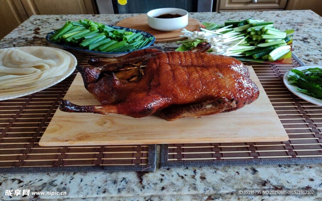 美味烤鸭搭配新鲜蔬菜