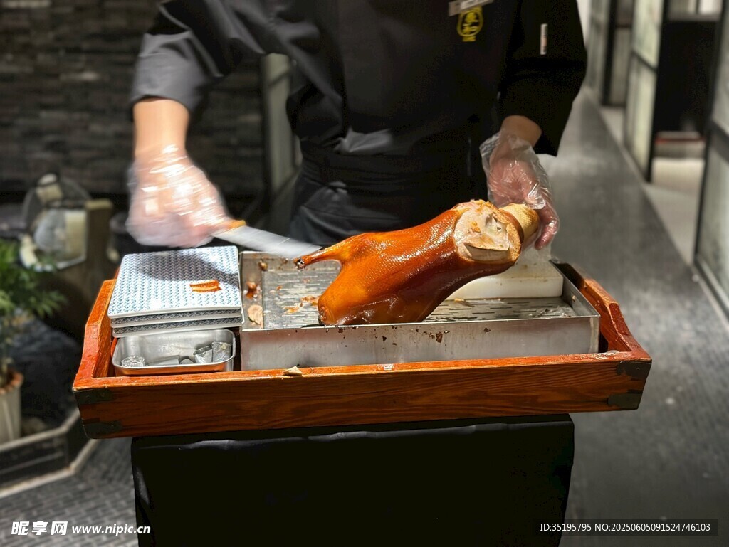 厨师制作美味寿司料理