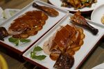 美味烤鸭摆盘上桌