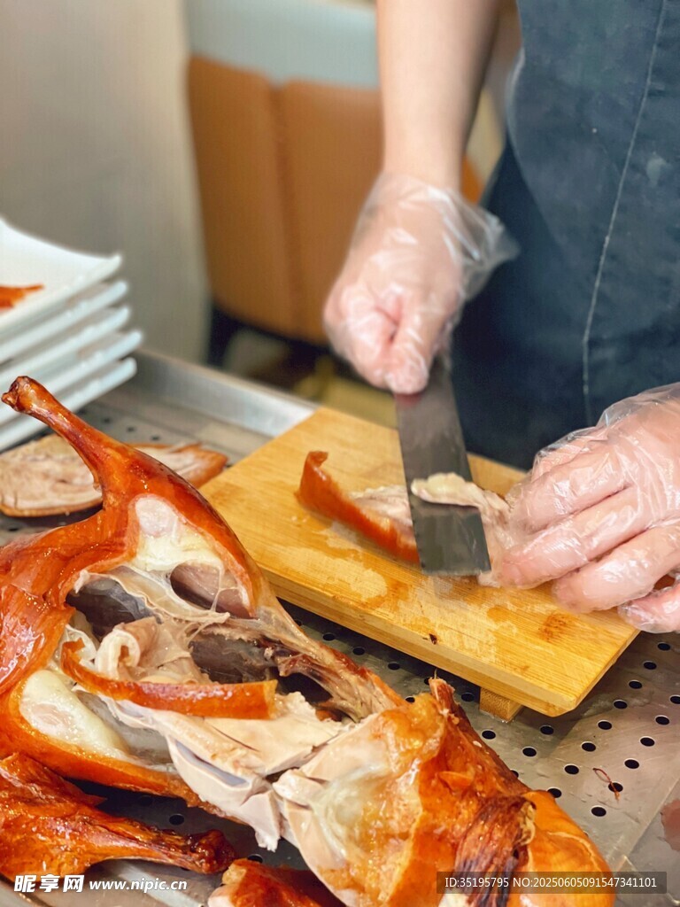 厨师切制特色卤味食材