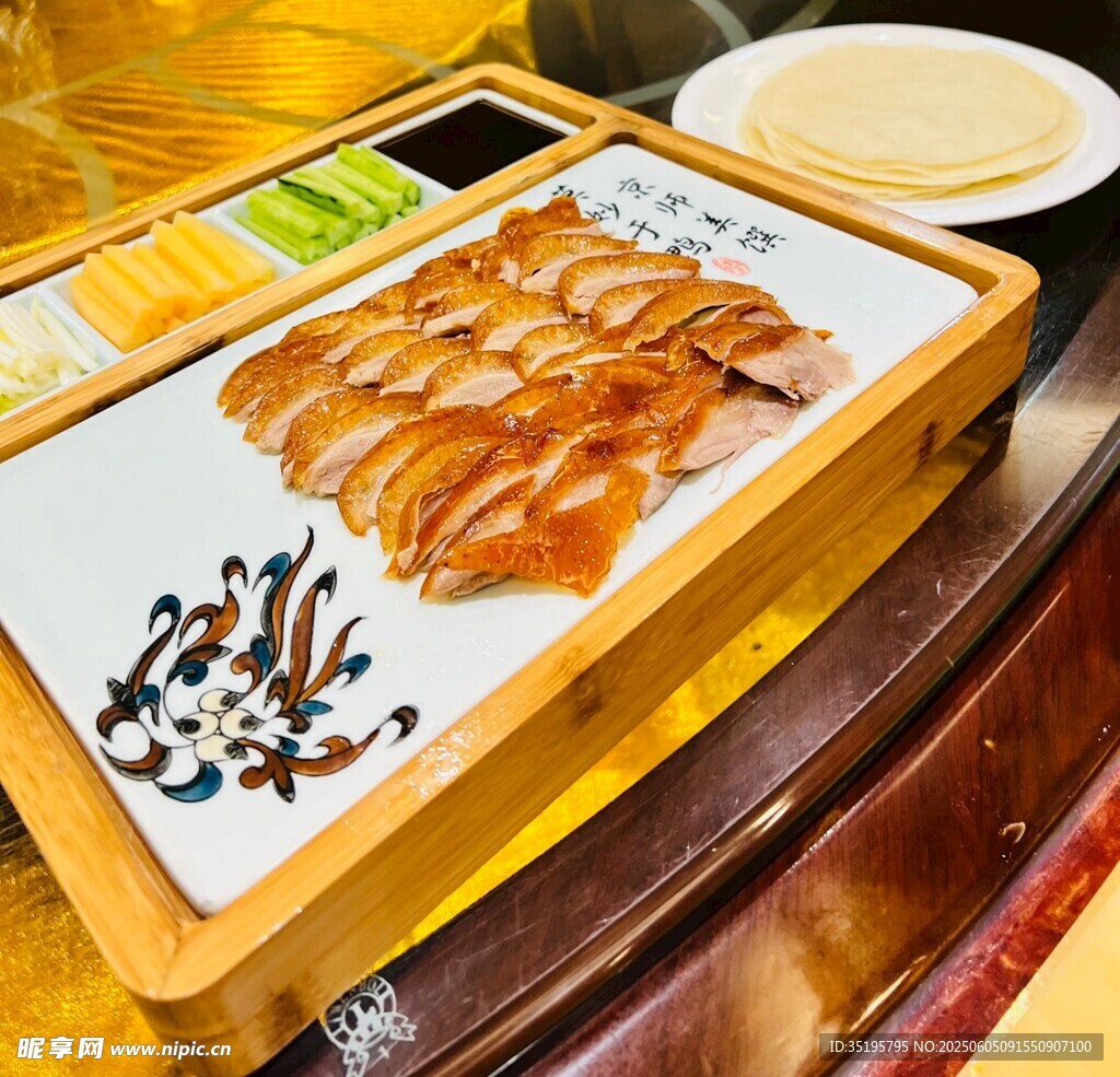 日式精美摆盘烤鳗鱼料理