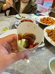 手拿美食享多样菜肴