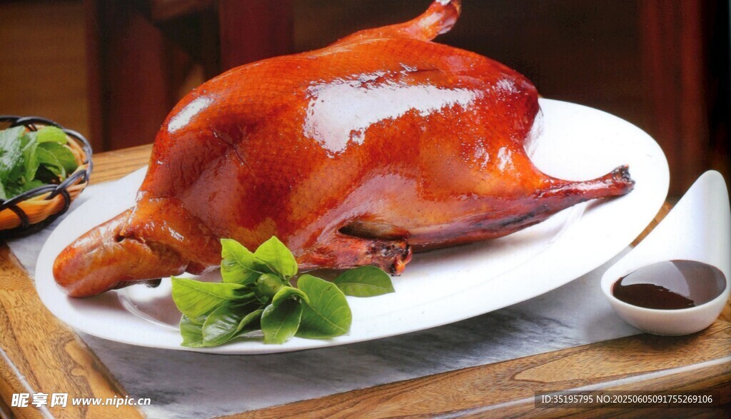 美味烤乳鸽摆于盘中