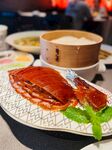 美味大闸蟹摆放在餐盘上