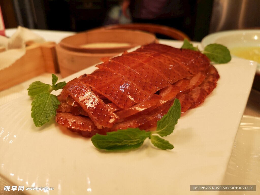 美味烤鸭摆盘精致