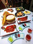 丰盛火锅食材摆满一桌