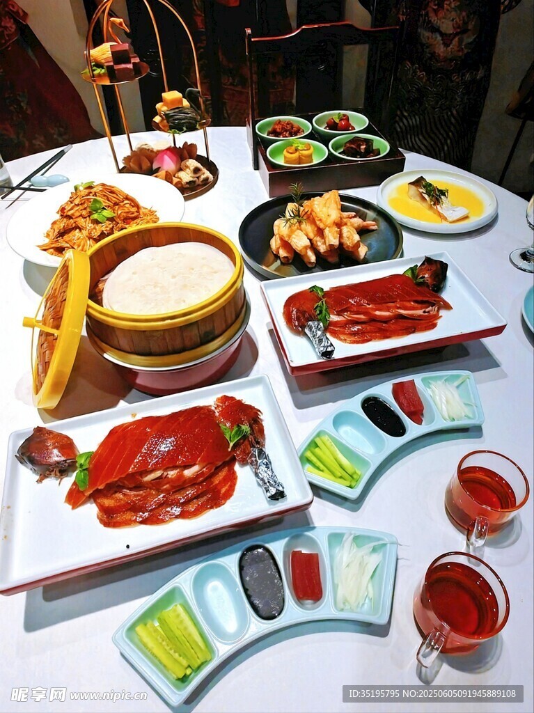 丰盛火锅食材摆满一桌