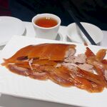 美味北京烤鸭配蘸料