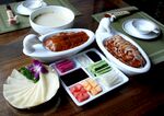丰盛中式菜肴摆桌